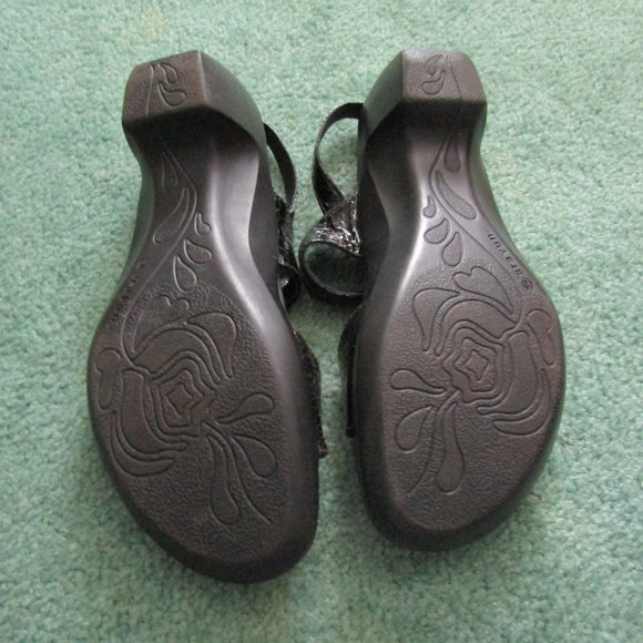 Stylish & Comfy Aravon Sandals - Picture 4 of 5